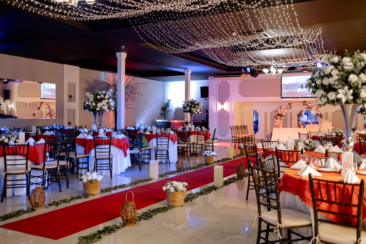Salão decorado para uma celebração no Buffet Finesse
