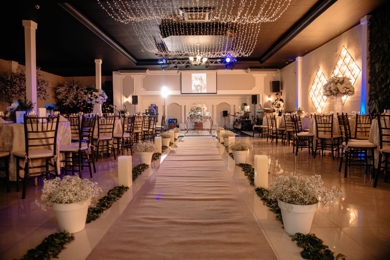 Debutante abraça convidada durante a festa